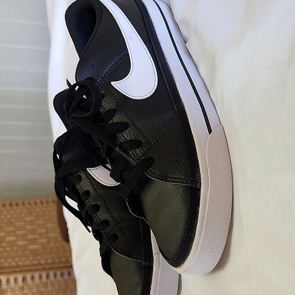 NIKE Court Legacy Black White Classic Tennis Sneakers Light-weight Athleisure - Picture 4 of 9